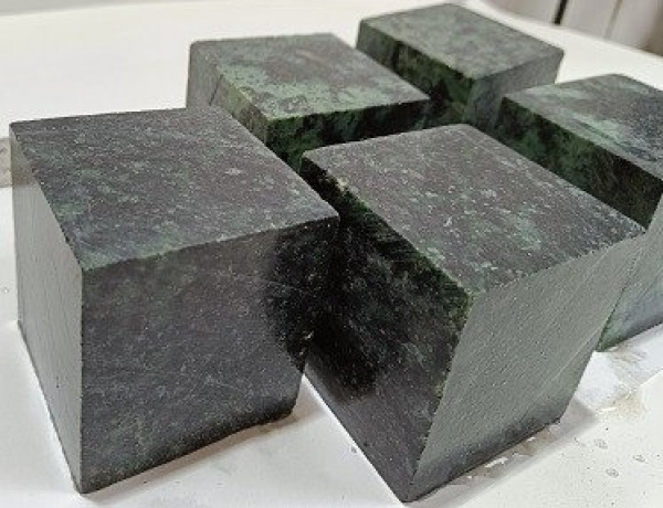 Kubiki_nefrit_proizvodstvo